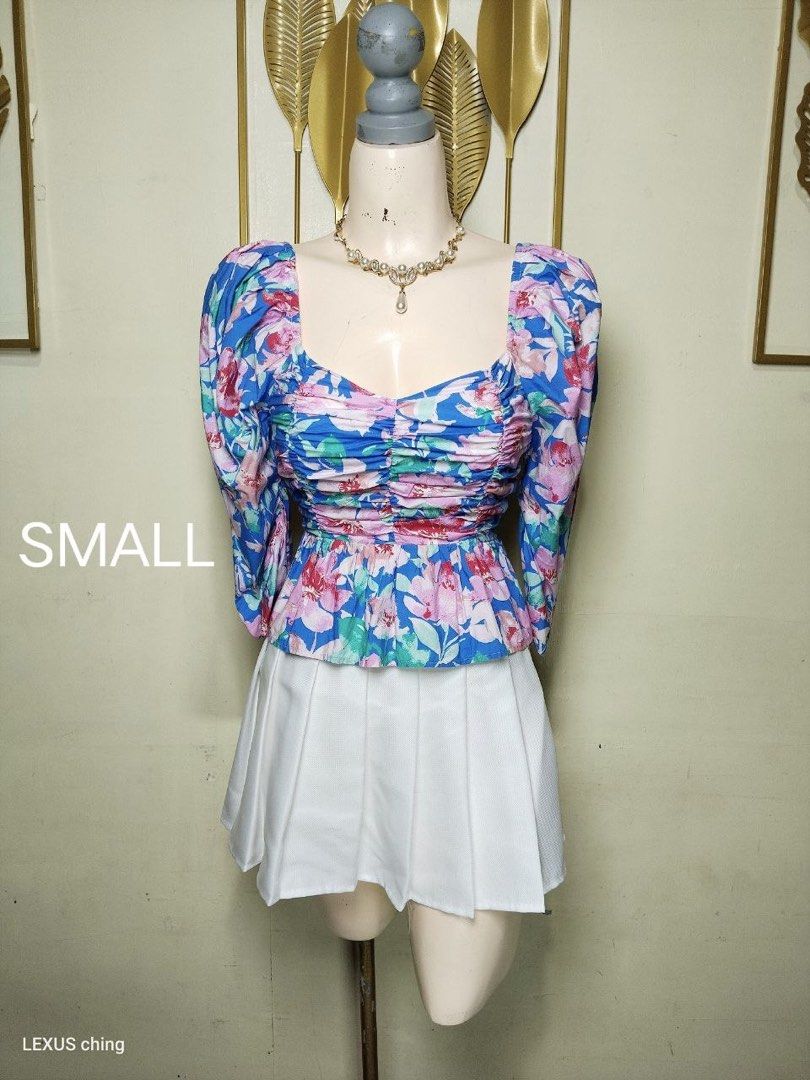 Floral puff sleeves top (Category: Blouses) located in Caloocan City. Submitted by itsmezhel15 (Listing ID 1460731769, Image 1). Description: Floral puff sleeves top Small-medium size Like new condition .