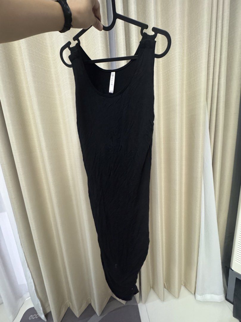 Floressa Black Breastfeeding dress (Category: Sleeveless) located in Pasig City. Submitted by poppi07 (Listing ID 1460796891, Image 1). Description: From AU Stretchy material with breastfeeding access.