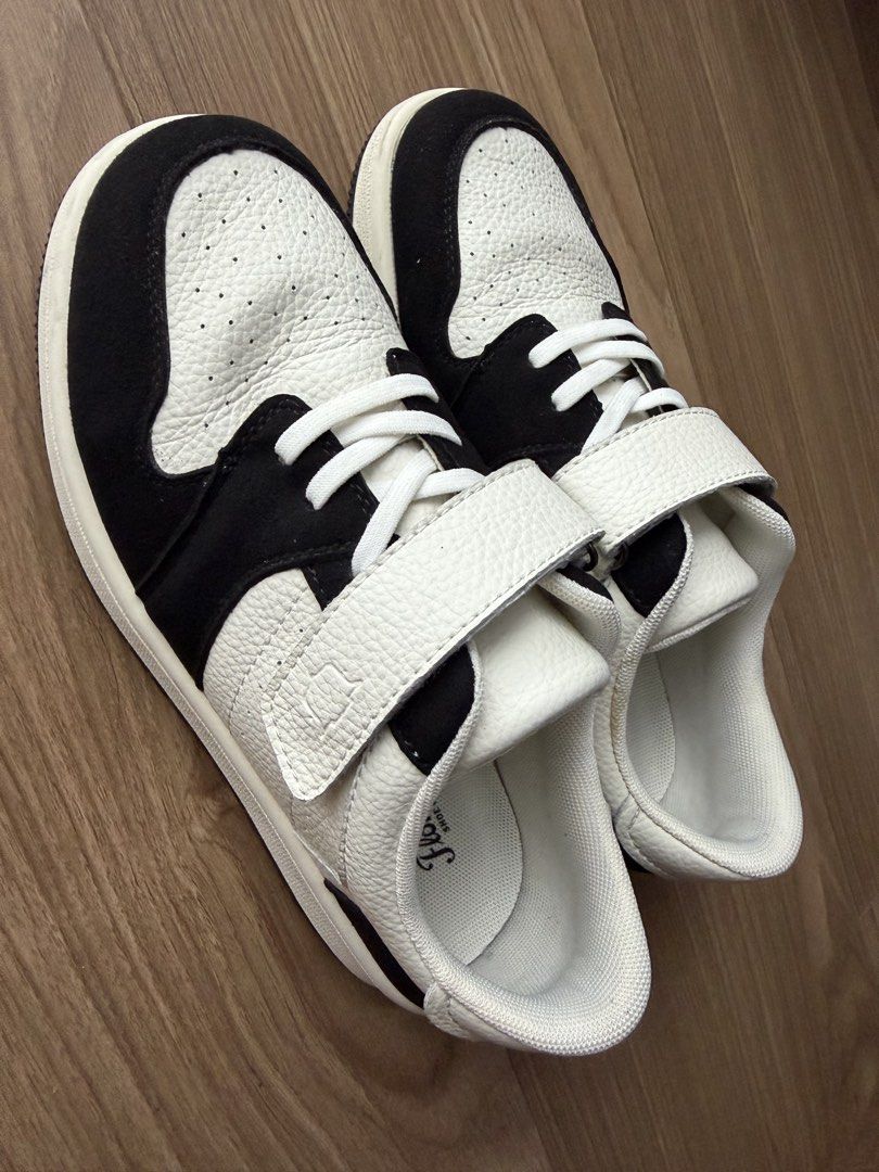 Florsheim Sneakers (Category: Sneakers) located in Makati City. Submitted by rarehawk_ed33dd (Listing ID 1460831024, Image 1). Description: Color: Black/White.