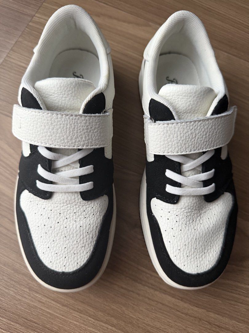 Florsheim Sneakers (Category: Sneakers) located in Makati City. Submitted by rarehawk_ed33dd (Listing ID 1460831024, Image 3). Description: Color: Black/White.