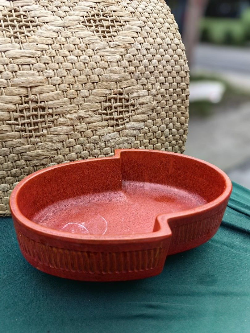 Flower vase / ikebana (Category: Vases & Decorative Bowls) located in Calamba. Submitted by princesspauliney. (Listing ID 1460815023, Image 2). Description: vintage mid-century red ceramic vessel features an iconic, irregular kidney-like or organic geometric shape popular in mid-20th-century pottery design. It is decorated with a vertical ribbed pattern running along the exterior rim.