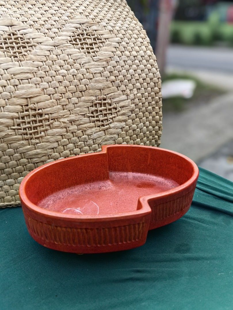 Flower vase / ikebana (Category: Vases & Decorative Bowls) located in Calamba. Submitted by princesspauliney. (Listing ID 1460815023, Image 1). Description: vintage mid-century red ceramic vessel features an iconic, irregular kidney-like or organic geometric shape popular in mid-20th-century pottery design. It is decorated with a vertical ribbed pattern running along the exterior rim.