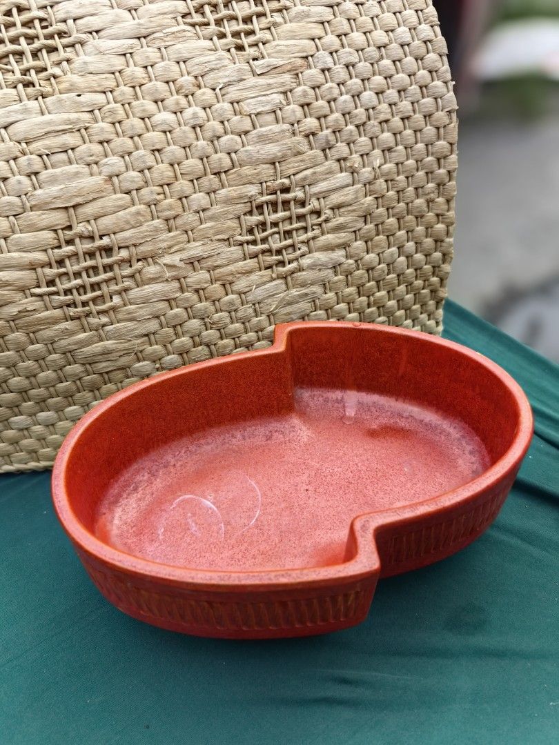 Flower vase / ikebana (Category: Vases & Decorative Bowls) located in Calamba. Submitted by princesspauliney. (Listing ID 1460815023, Image 3). Description: vintage mid-century red ceramic vessel features an iconic, irregular kidney-like or organic geometric shape popular in mid-20th-century pottery design. It is decorated with a vertical ribbed pattern running along the exterior rim.