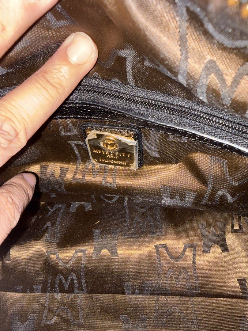 FOR SALE (Category: Luxury Bags & Wallets) located in Pateros City. Submitted by silvercat_911417 (Listing ID 1460860764, Image 3). Description: Good condition With authenticity card inside Just 1 missing gold piece on the corner. But not so noticeable The price is negotiable.