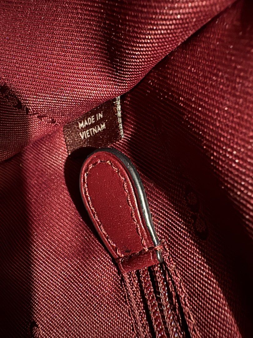 For Sale Coach bag authentic (Category: Luxury Bags & Wallets) located in Manila. Submitted by marialoreta (Listing ID 1460744092, Image 3). Description: Coach sling bag shoulder bag.