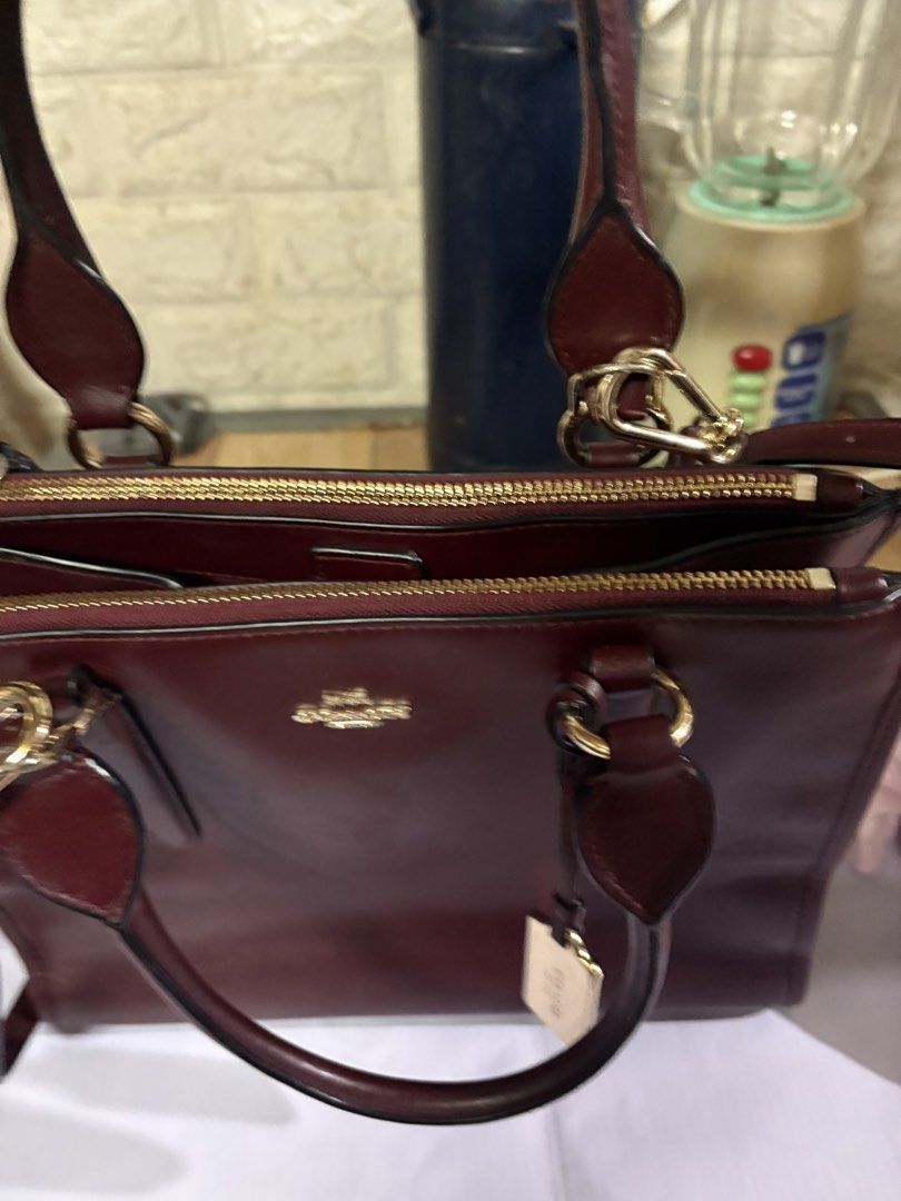 For Sale Coach bag authentic (Category: Luxury Bags & Wallets) located in Manila. Submitted by marialoreta (Listing ID 1460744092, Image 1). Description: Coach sling bag shoulder bag.