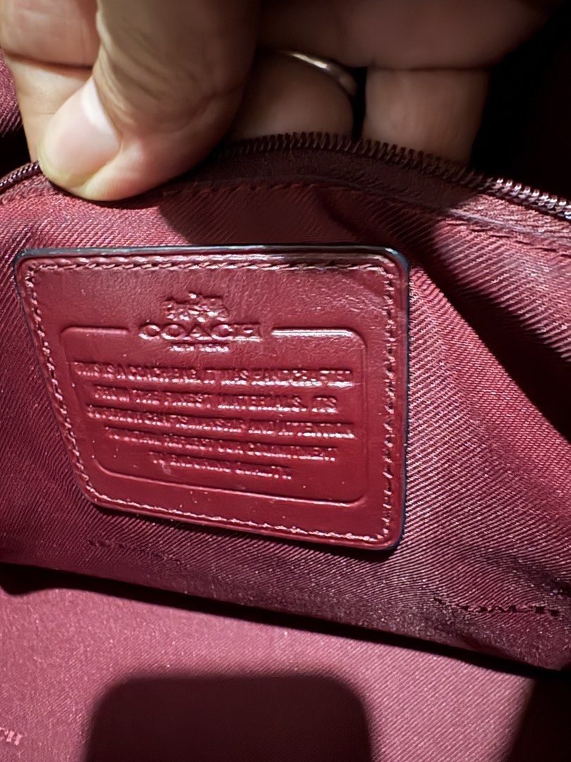 For Sale Coach bag authentic (Category: Luxury Bags & Wallets) located in Manila. Submitted by marialoreta (Listing ID 1460744092, Image 2). Description: Coach sling bag shoulder bag.