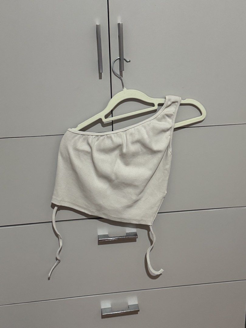 Forever 21 Beige One Shoulder Ribbed Crop Top Size L (Category: Sleeveless) located in Antipolo. Submitted by nyeahsells (Listing ID 1460786321, Image 2). Description: Pre-loved Size: L Color: Nude/Beige Flaw: None RFS: decluttering Swipe photos to see more details about the item. Disclaimer: - All sales final (NO RETURN, NO EXCHANGE) - Our shop will not be liable for any damages due to mishandling by the courier - Please manage expectations - Fi