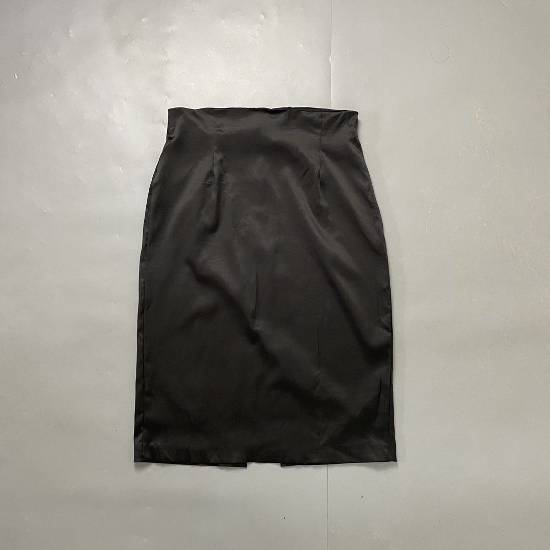 Forever 🌸 | Black Back Slit Pencil Skirt (Category: Skirts) located in Bulacan. Submitted by orc.ph (Listing ID 1460812626, Image 1). Description: Forever 🌸 | Black Back Slit Pencil Skirt Material Used: Polyester - Black - Black Slit - Zipper Closure - Pencil Skirt - Pleated - Casual - Semi Formal - Formal ‎-Size: L ‎-Waistline: 30" ‎-Length:27" ‎ Issue: Loose Stitch ‎ ‎ ‎⚠️Note: For Inspo lang po yung When worn, Mag base padin po sa exact Meas
