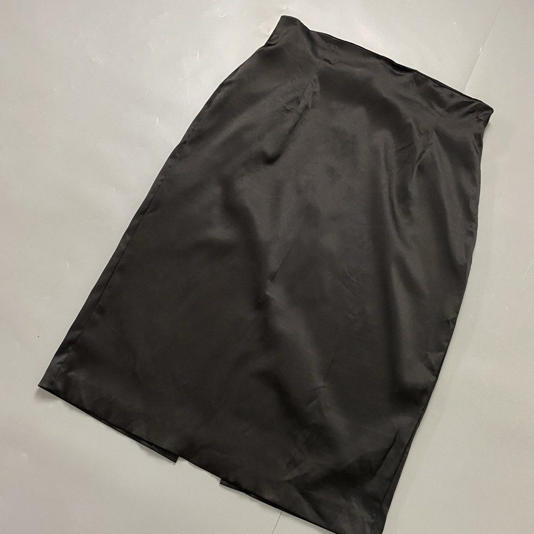 Forever 🌸 | Black Back Slit Pencil Skirt (Category: Skirts) located in Bulacan. Submitted by orc.ph (Listing ID 1460812626, Image 3). Description: Forever 🌸 | Black Back Slit Pencil Skirt Material Used: Polyester - Black - Black Slit - Zipper Closure - Pencil Skirt - Pleated - Casual - Semi Formal - Formal ‎-Size: L ‎-Waistline: 30" ‎-Length:27" ‎ Issue: Loose Stitch ‎ ‎ ‎⚠️Note: For Inspo lang po yung When worn, Mag base padin po sa exact Meas