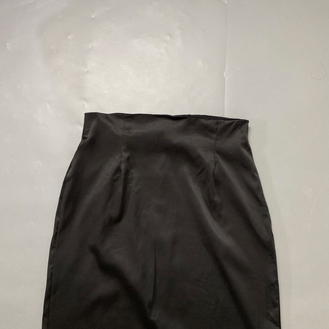 Forever 🌸 | Black Back Slit Pencil Skirt (Category: Skirts) located in Bulacan. Submitted by orc.ph (Listing ID 1460812626, Image 2). Description: Forever 🌸 | Black Back Slit Pencil Skirt Material Used: Polyester - Black - Black Slit - Zipper Closure - Pencil Skirt - Pleated - Casual - Semi Formal - Formal ‎-Size: L ‎-Waistline: 30" ‎-Length:27" ‎ Issue: Loose Stitch ‎ ‎ ‎⚠️Note: For Inspo lang po yung When worn, Mag base padin po sa exact Meas