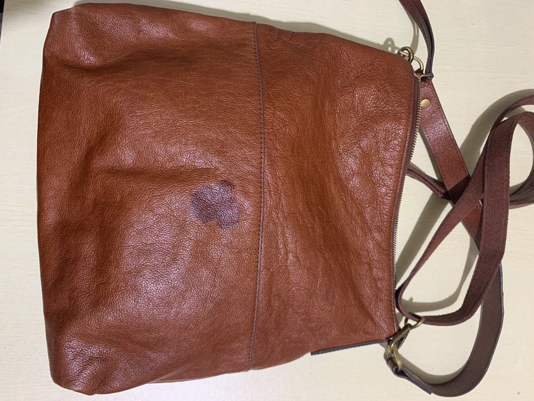 Fossil 2 way (Category: Cross-body Bags) located in Itogon. Submitted by kitkayt (Listing ID 1460858427, Image 2). Description: Fossil Ukay sourced Signs of use Flaws (refer to 2nd picture) Soft leather +SF NO COD, payment first Baguio City.
