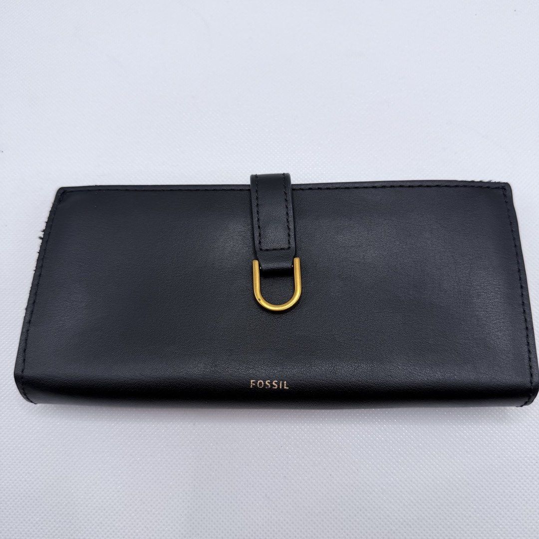 Fossil long wallet with flaws (Category: Wallets & Card holders) located in Quezon City. Submitted by ajandstevenshopscorner (Listing ID 1460809910, Image 1). Description: Nadali ng mabait pero maganda pa loob malinis Philcoa Location.