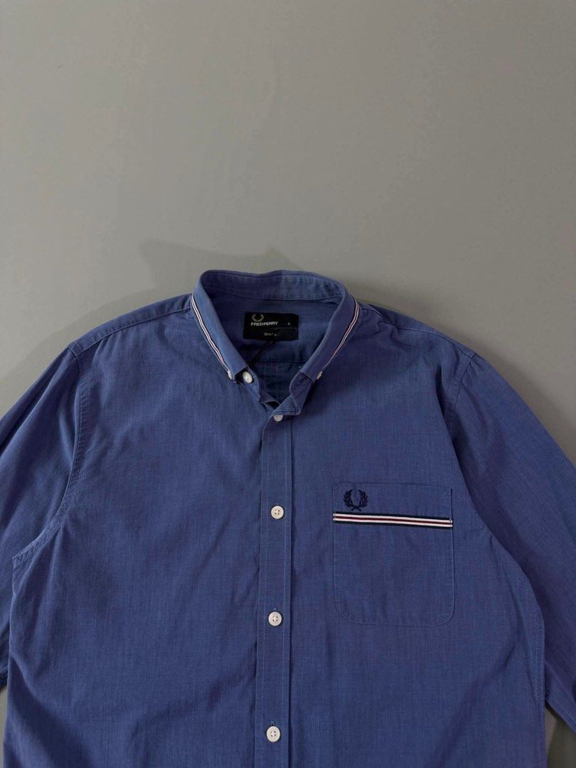 FRED PERRY (Category: Formal Shirts) located in Guagua. Submitted by sweetboyy (Listing ID 1460847776, Image 2). Description: FRED PERRY EXCELLENT CONDITION / NO ISSUE SIZE SMALL ON TAG / DIMES L28.5 W19.5.