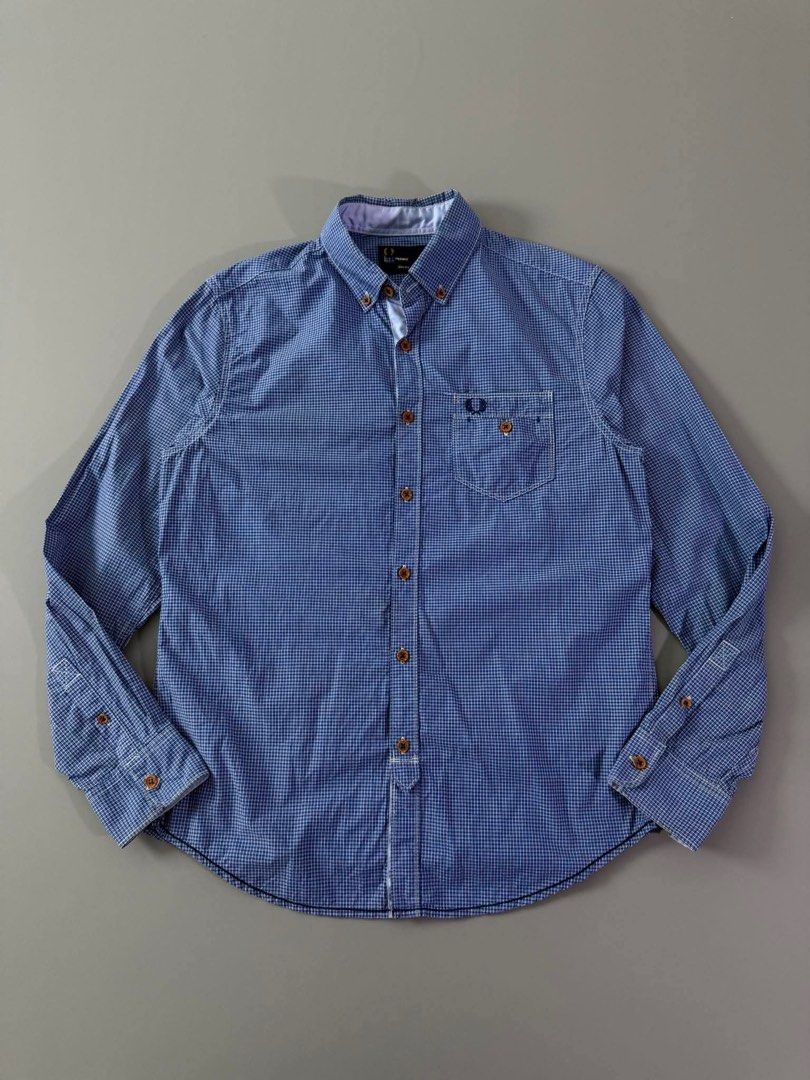 FRED PERRY (Category: Formal Shirts) located in Guagua. Submitted by sweetboyy (Listing ID 1460848217, Image 1). Description: FRED PERRY EXCELLENT CONDITION / NO ISSUE SIZE MEDIUM ON TAG / DIMES L27 W20.