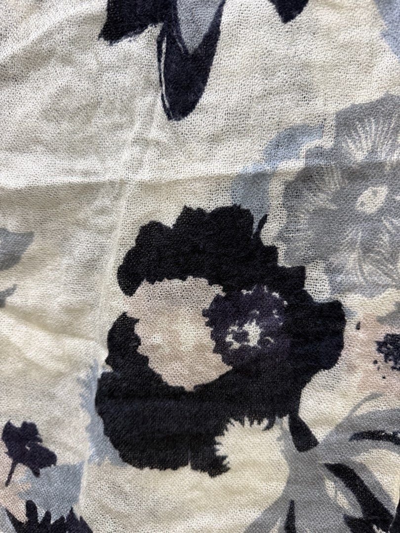 FREE: H&M Shawl (Category: Other Accessories) located in Pasig City. Submitted by jgbeautique (Listing ID 1460817058, Image 3). Description: Gifted to me but I never used it Free for every min purchase of 1000 on clothing.