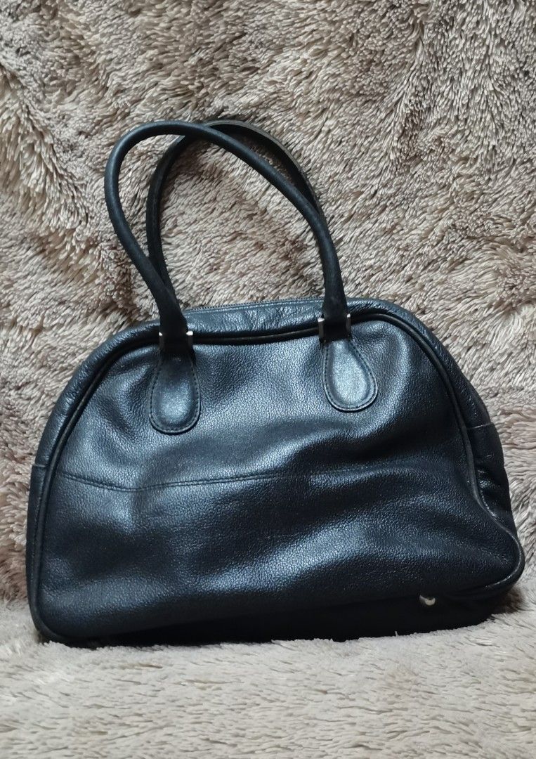 Furla Black Leather Handbag (Category: Luxury Bags & Wallets) located in Lucena. Submitted by Miss_KitKitYow (Listing ID 1460771347, Image 1). Description: Might consider😊😊 ⚠️MOP - G**SH ⚠️MOD - J&T ⚠️No COD 📌pics upon request.