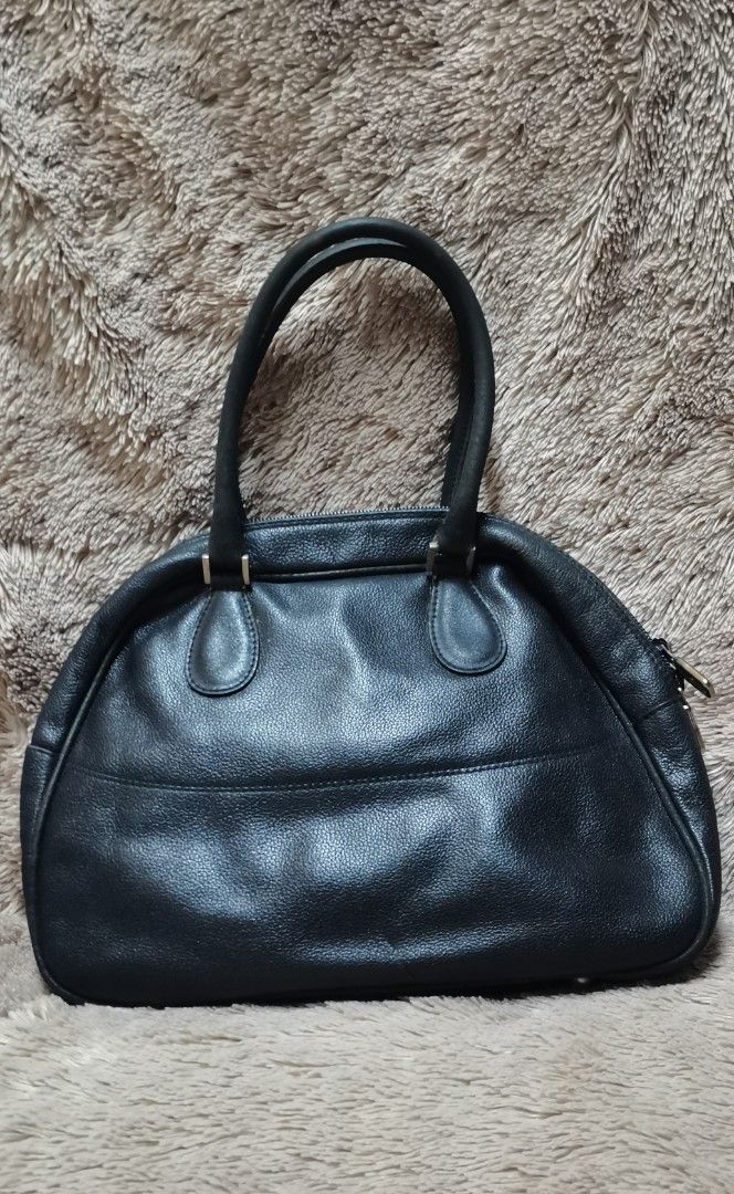 Furla Black Leather Handbag (Category: Luxury Bags & Wallets) located in Lucena. Submitted by Miss_KitKitYow (Listing ID 1460771347, Image 2). Description: Might consider😊😊 ⚠️MOP - G**SH ⚠️MOD - J&T ⚠️No COD 📌pics upon request.