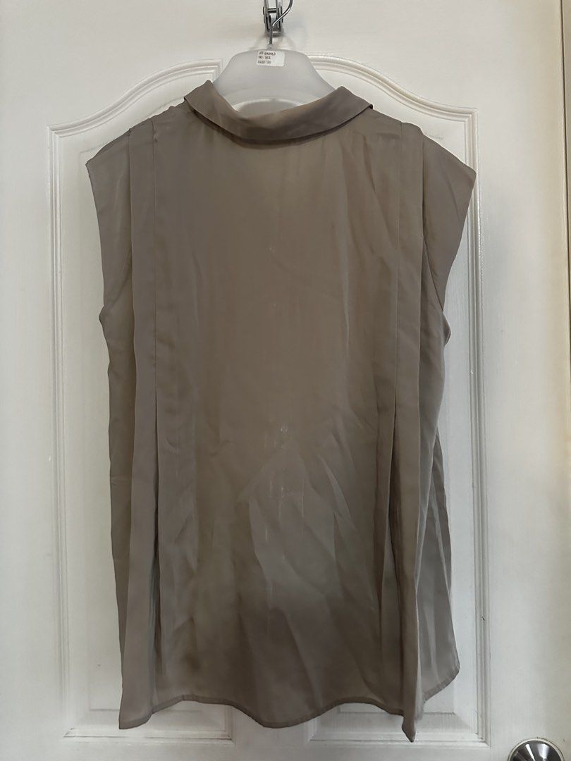 G2000 Women Sleeveless Collared Button-Up Blouse Size 40 (Category: Blouses) located in Manila. Submitted by nfcloset_ (Listing ID 1460792277, Image 3). Description: - Sleeveless collared blouse from G2000 Women - Button-up front - Light beige/taupe color - Pleated details on front and back - Flowy material - Size 40 - Ideal for work or casual wear.