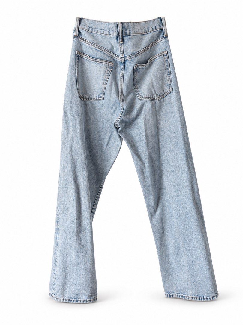 GAP Original Denim Relaxed Fit 30x30 (Category: Jeans) located in Manila. Submitted by 1like_new (Listing ID 1460851134, Image 2). Description: Selling OG GAP Denim Relaxed Fit 30x30👖 Details: Color: Light Washed Bought last Aug 21, 2026 Worn about three times (casual stroll). No signs of wear and tear, good as new. Comes with the bag and product tag from GAP SRP: ₱3,950.00 Selling price: ₱2,500 (Photos taken as is, white background edit only).