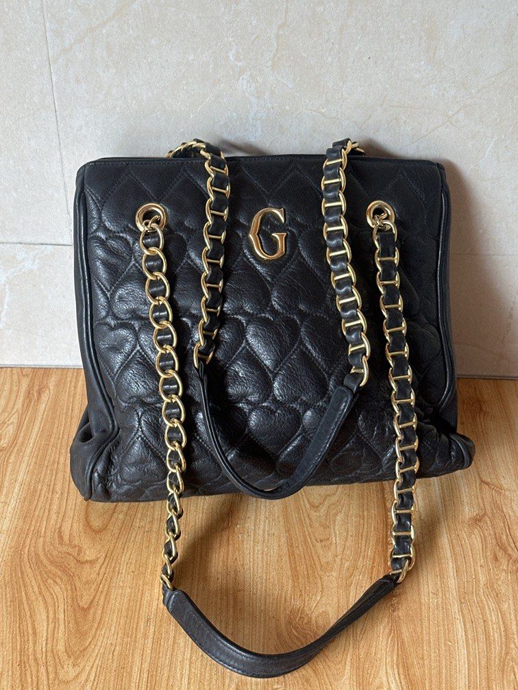 Gillian shoulder bag (Category: Shoulder Bags) located in Caloocan City. Submitted by hariel_beverly_onlineshop (Listing ID 1460775653, Image 2). Description: No flaws Still in good condition Location north caloocan.