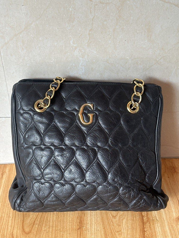 Gillian shoulder bag (Category: Shoulder Bags) located in Caloocan City. Submitted by hariel_beverly_onlineshop (Listing ID 1460775653, Image 1). Description: No flaws Still in good condition Location north caloocan.