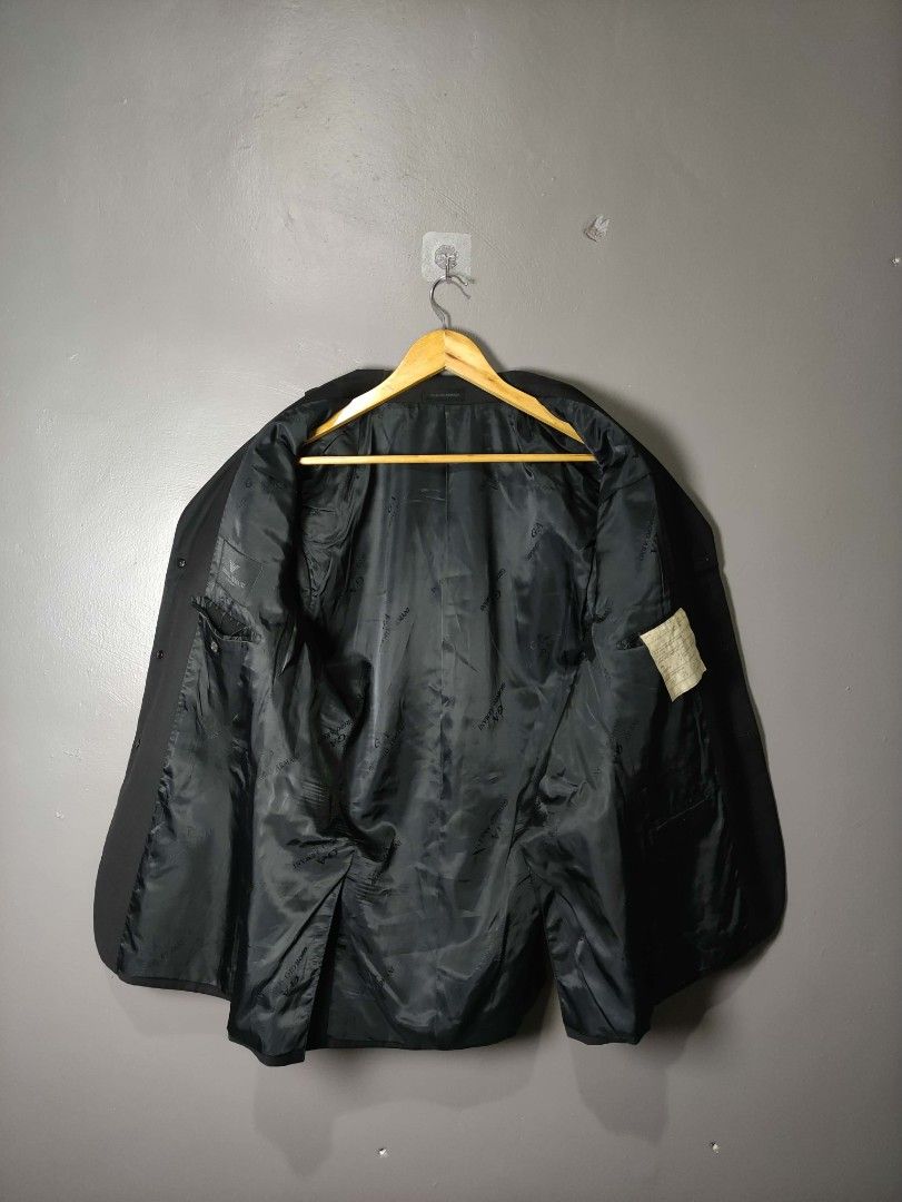 Giorgio Armani Blazer (Category: Luxury Apparel) located in Batangas. Submitted by andifits.ph (Listing ID 1460860074, Image 3). Description: Giorgio Armani Blazer Pristine Condition Condition Size:Medium Issue:None Dm for inquaries, Thanks.