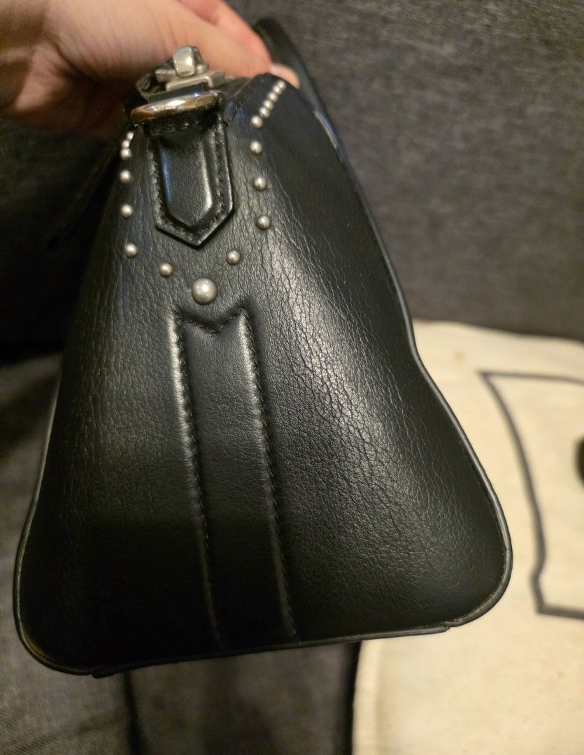 Givenchy mini antigona (Category: Luxury Bags & Wallets) located in Santa Rosa. Submitted by lbx89 (Listing ID 1396888554, Image 2). Description: guaranteed authentic missing sling ; will provide generic sling only manage expectations zipper puller changed.