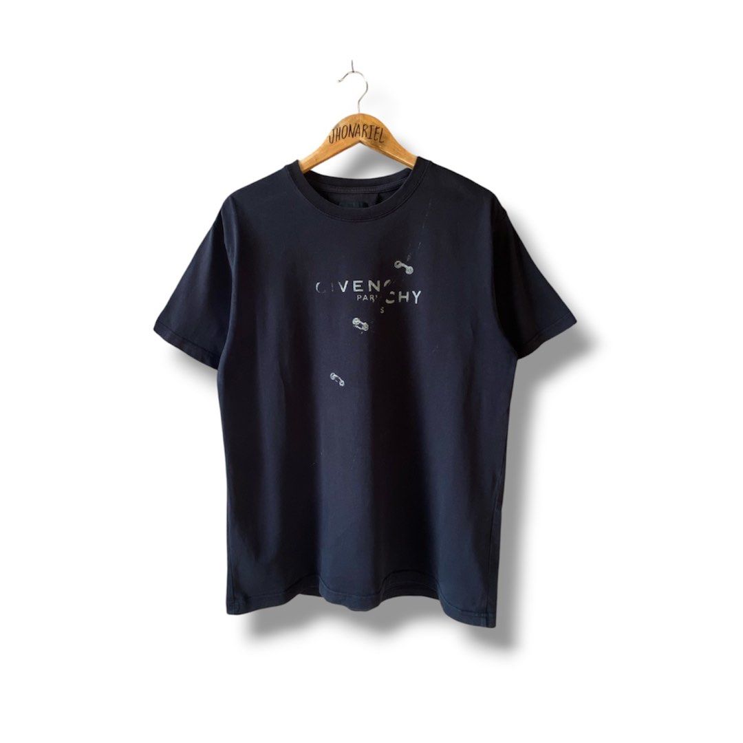 Givenchy Paris T-Shirt (Category: Luxury Apparel) located in Dapitan. Submitted by bolandojh07634 (Listing ID 1460871457, Image 1). Description: - Authentic Givenchy Paris black t-shirt - Size: Medium (M) - 21 width x 26 length - Features iconic Givenchy logo on the front - Includes the 4-G emblem detail on the sleeve - Please check photos for detailed condition.