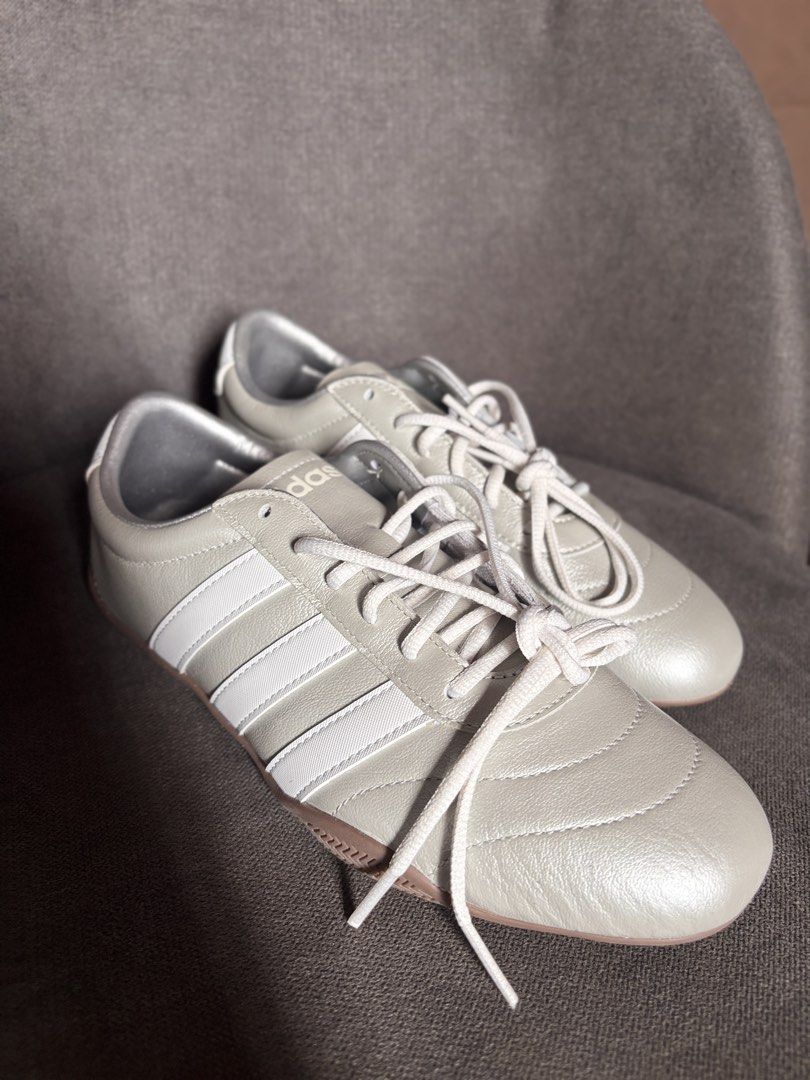 Grand Court Lo Silver (Category: Sneakers) located in General Mariano Alvarez. Submitted by mariii__ (Listing ID 1460914685, Image 3). Description: Selling my Adidas Grand Court Lo Silver❗️ ✅ original and unused ✅ size US7 ✅ rfs: wrong size 😭 ✅ with box pero nasira na upon shipment :( ❕LAST PRICE: 3,000 🤍 (og price: 3,800) Bilhin nyo na plssss. Itatapon ko na lang 'to hahaha.