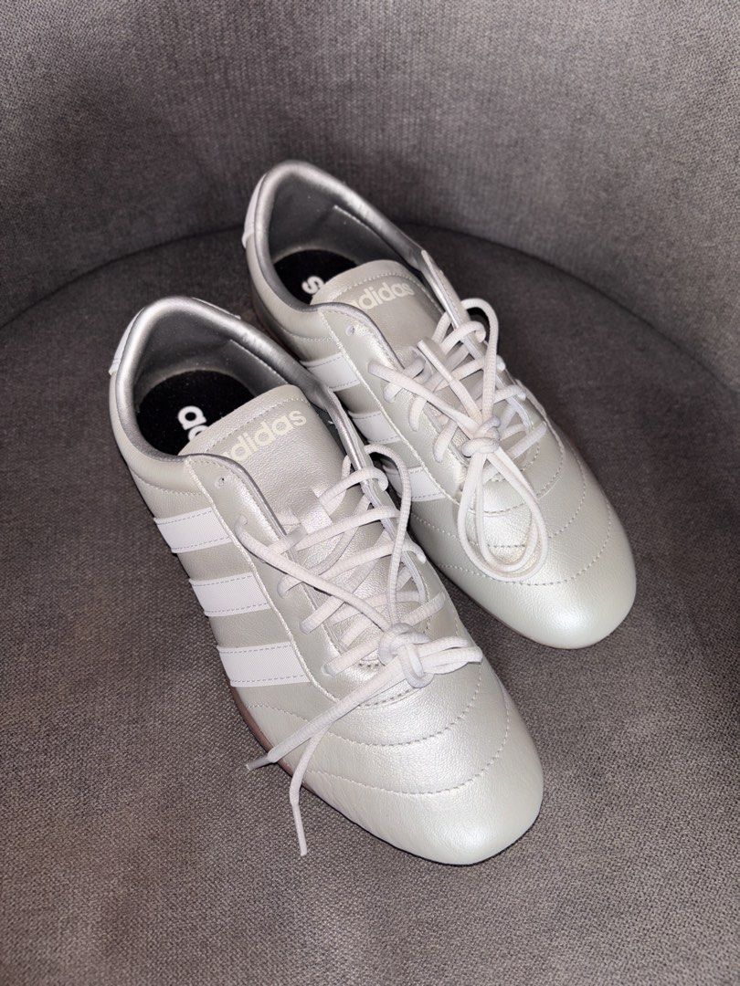 Grand Court Lo Silver (Category: Sneakers) located in General Mariano Alvarez. Submitted by mariii__ (Listing ID 1460914685, Image 1). Description: Selling my Adidas Grand Court Lo Silver❗️ ✅ original and unused ✅ size US7 ✅ rfs: wrong size 😭 ✅ with box pero nasira na upon shipment :( ❕LAST PRICE: 3,000 🤍 (og price: 3,800) Bilhin nyo na plssss. Itatapon ko na lang 'to hahaha.