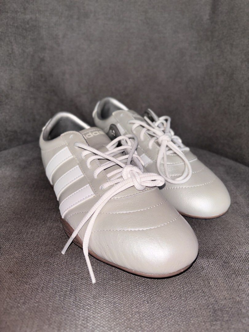 Grand Court Lo Silver (Category: Sneakers) located in General Mariano Alvarez. Submitted by mariii__ (Listing ID 1460914685, Image 2). Description: Selling my Adidas Grand Court Lo Silver❗️ ✅ original and unused ✅ size US7 ✅ rfs: wrong size 😭 ✅ with box pero nasira na upon shipment :( ❕LAST PRICE: 3,000 🤍 (og price: 3,800) Bilhin nyo na plssss. Itatapon ko na lang 'to hahaha.