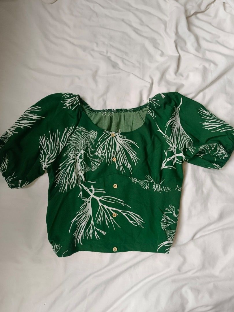 Green White Leaf Print Square Neck Puff Sleeve Top (Category: Blouses) located in San Juan City. Submitted by chanellycloe (Listing ID 1460776506, Image 1). Description: Brand: N/A Color: Green Style: Puff sleeve top Price: 50 📏Measurements: M-L Mode of Payment: 💙GCash Mode of Delivery: 🧡Lalamove.