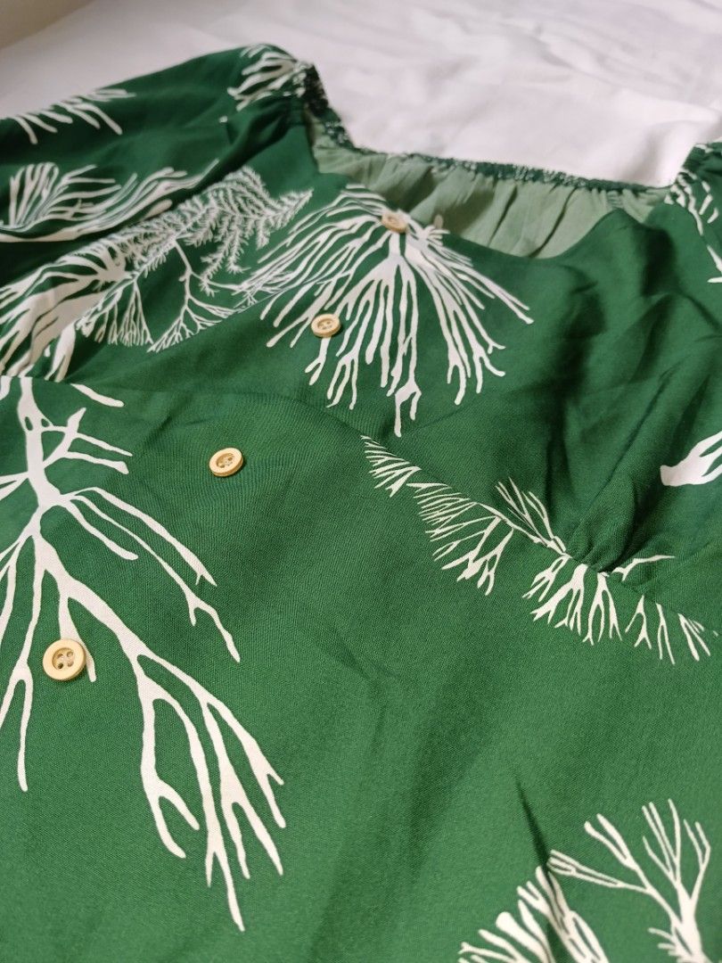 Green White Leaf Print Square Neck Puff Sleeve Top (Category: Blouses) located in San Juan City. Submitted by chanellycloe (Listing ID 1460776506, Image 3). Description: Brand: N/A Color: Green Style: Puff sleeve top Price: 50 📏Measurements: M-L Mode of Payment: 💙GCash Mode of Delivery: 🧡Lalamove.