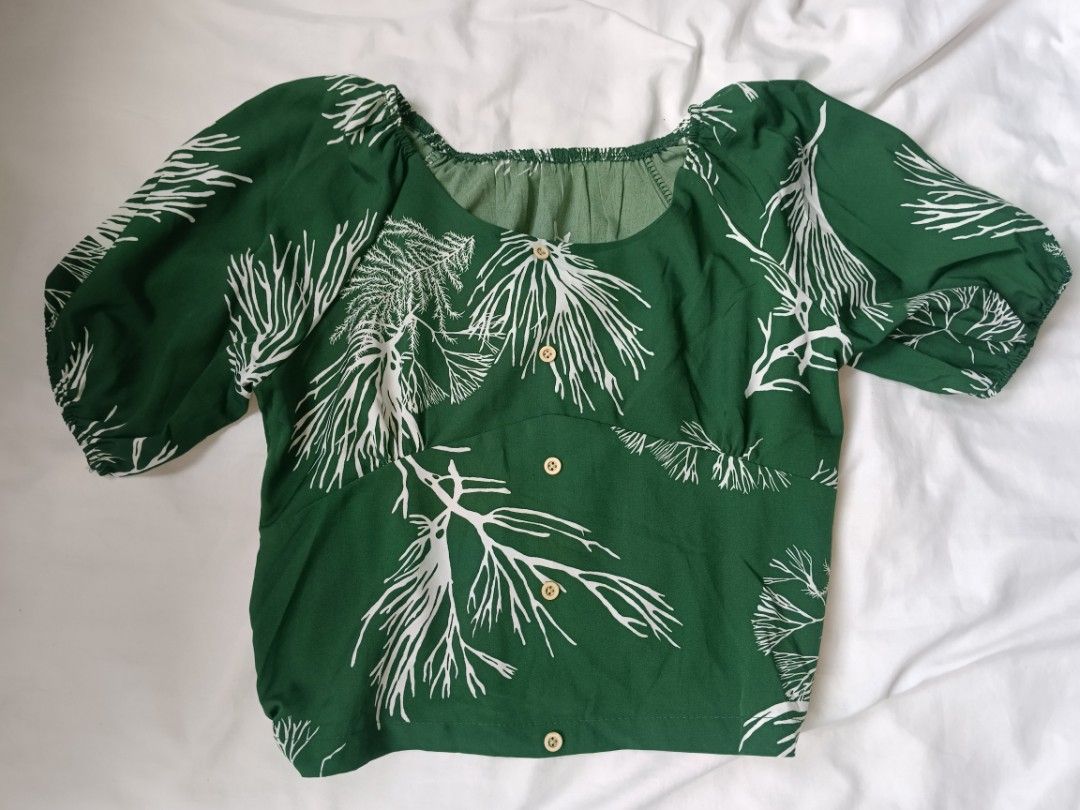 Green White Leaf Print Square Neck Puff Sleeve Top (Category: Blouses) located in San Juan City. Submitted by chanellycloe (Listing ID 1460776506, Image 2). Description: Brand: N/A Color: Green Style: Puff sleeve top Price: 50 📏Measurements: M-L Mode of Payment: 💙GCash Mode of Delivery: 🧡Lalamove.