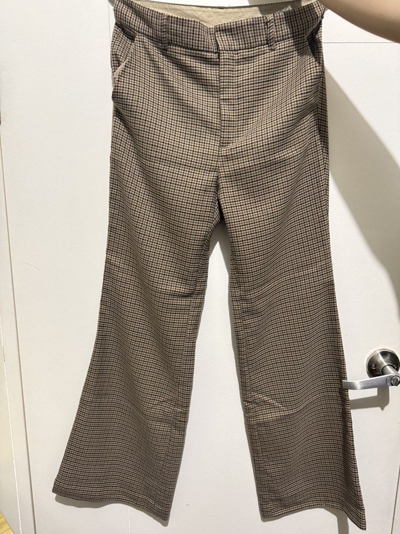 GU Houndstooth Trousers (Category: Jeans) located in Pasig City. Submitted by yshishopping (Listing ID 1460831039, Image 1). Description: M on tag, but runs small super ganda when worn but doesn’t fit me anymore :<.