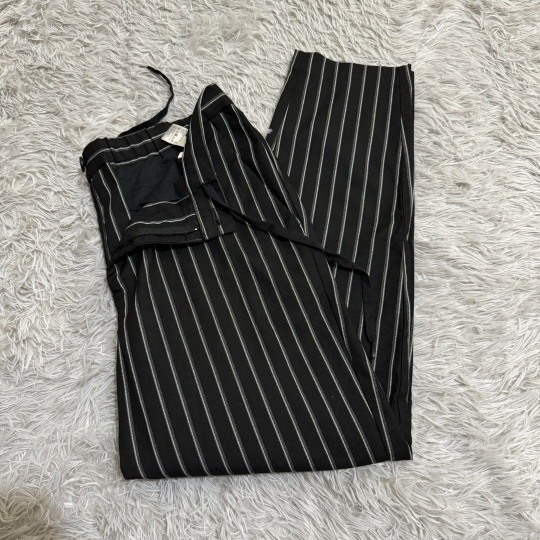 GU MEN’S EASY ANKLE PANTS (Category: Trousers) located in Manila. Submitted by thrifthing_121102 (Listing ID 1460904244, Image 2). Description: GU MEN’S EASY ANKLE PANTS •SIZE: SMALL •WAIST - 29-30” •LENGTH - 36” •HEM - 6” •EXCELLENT CONDITION •NO ISSUES ₱499 + SF ✅All items are in excellent to new condition. ✅Color may vary due to lighting. 📦J&T Express or Lalamove Shipping. 💸Gcash Payment. 📍Moonwalk, Paranaque City.