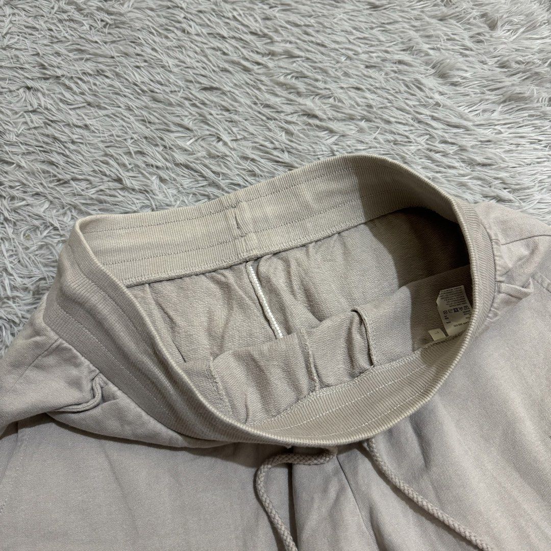 GU MEN’S SWEAT CARGO SHORTS (Category: Shorts) located in Manila. Submitted by thrifthing_121102 (Listing ID 1460903878, Image 2). Description: GU MEN’S SWEAT CARGO SHORTS •SIZE: LARGE •WAIST - 31-36” •LENGTH - 20” •HEM - 12” •EXCELLENT CONDITION •NO ISSUES ₱399 + SF ✅All items are in excellent to new condition. ✅Color may vary due to lighting. 📦J&T Express or Lalamove Shipping. 💸Gcash Payment. 📍Moonwalk, Paranaque City.