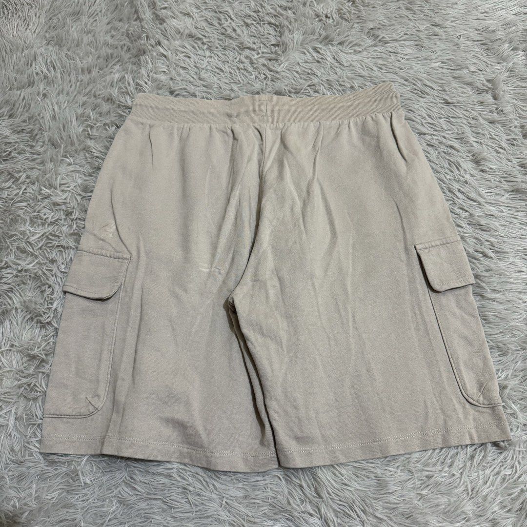 GU MEN’S SWEAT CARGO SHORTS (Category: Shorts) located in Manila. Submitted by thrifthing_121102 (Listing ID 1460903878, Image 3). Description: GU MEN’S SWEAT CARGO SHORTS •SIZE: LARGE •WAIST - 31-36” •LENGTH - 20” •HEM - 12” •EXCELLENT CONDITION •NO ISSUES ₱399 + SF ✅All items are in excellent to new condition. ✅Color may vary due to lighting. 📦J&T Express or Lalamove Shipping. 💸Gcash Payment. 📍Moonwalk, Paranaque City.