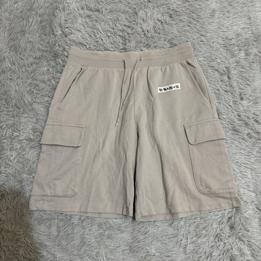 GU MEN’S SWEAT CARGO SHORTS (Category: Shorts) located in Manila. Submitted by thrifthing_121102 (Listing ID 1460903878, Image 1). Description: GU MEN’S SWEAT CARGO SHORTS •SIZE: LARGE •WAIST - 31-36” •LENGTH - 20” •HEM - 12” •EXCELLENT CONDITION •NO ISSUES ₱399 + SF ✅All items are in excellent to new condition. ✅Color may vary due to lighting. 📦J&T Express or Lalamove Shipping. 💸Gcash Payment. 📍Moonwalk, Paranaque City.
