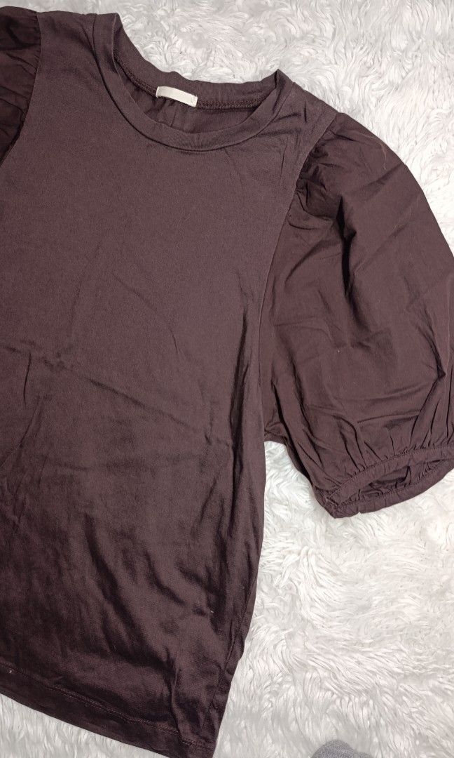 GU volume sleeve tshirt (Category: Coats, Jackets and Outerwear) located in Manila. Submitted by kath_1127 (Listing ID 1460827106, Image 3). Description: likenew condition chocobrown size Large.