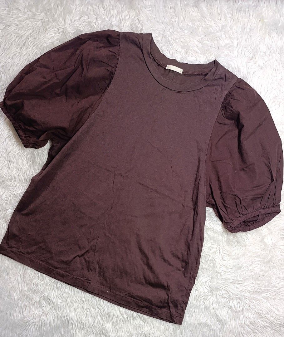 GU volume sleeve tshirt (Category: Coats, Jackets and Outerwear) located in Manila. Submitted by kath_1127 (Listing ID 1460827106, Image 2). Description: likenew condition chocobrown size Large.