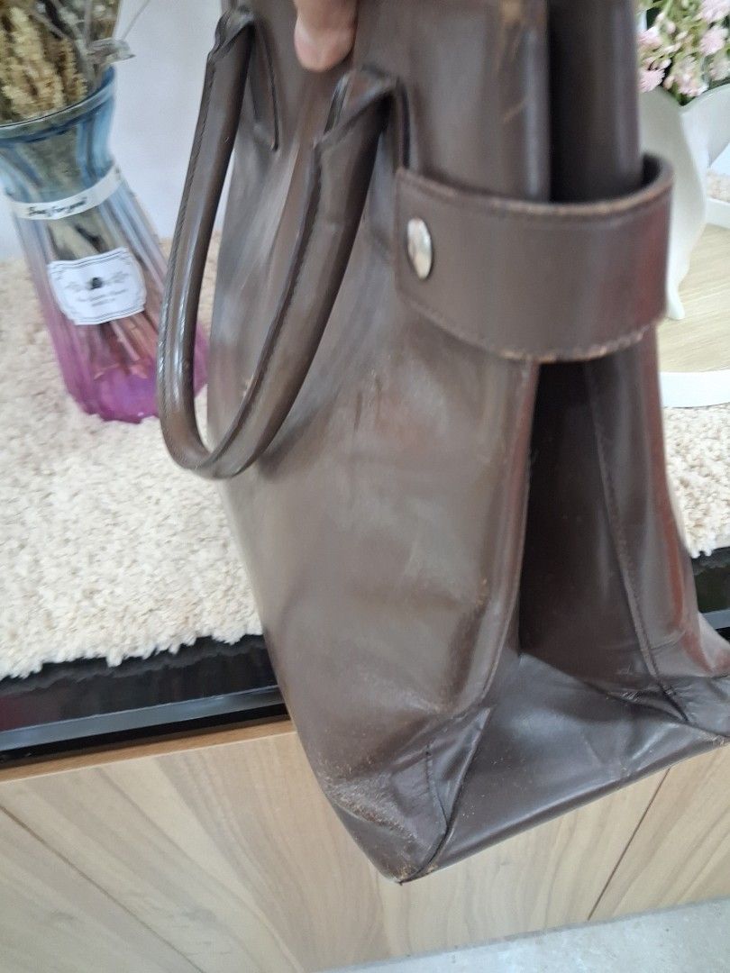 Gucci Brown Leather Tote Bag (Category: Luxury Bags & Wallets) located in Manila. Submitted by aec_19 (Listing ID 1460764111, Image 2). Description: - Authentic Gucci brown leather tote bag - Classic design with comfortable top handles - Features an interior zippered pocket for essentials - A stylish and practical choice for everyday use.