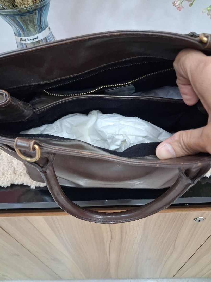 Gucci Brown Leather Tote Bag (Category: Luxury Bags & Wallets) located in Manila. Submitted by aec_19 (Listing ID 1460764111, Image 3). Description: - Authentic Gucci brown leather tote bag - Classic design with comfortable top handles - Features an interior zippered pocket for essentials - A stylish and practical choice for everyday use.