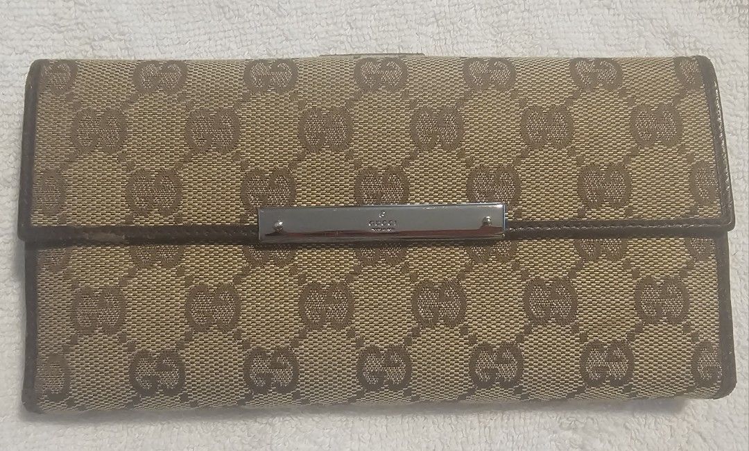 Gucci GG Canvas Long Flap Wallet (Category: Luxury Bags & Wallets) located in Manila. Submitted by fanta0923 (Listing ID 1460722853, Image 1). Description: Authentic — Controllato card included Size: Long / bi-fold — fits all currencies & cards Condition: Used with care. Visible gentle wear on leather tab & trim — no major damage, no lining issues, fully functional. Inclusions: Wallet + Controllato card.
