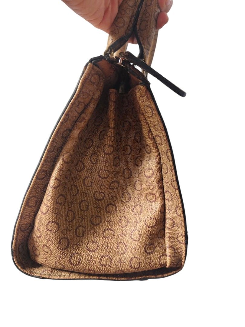 Guess aviana two way (Category: Luxury Bags & Wallets) located in Binan City. Submitted by chinitasjapanbags (Listing ID 1460827329, Image 3). Description: two way pvc type.