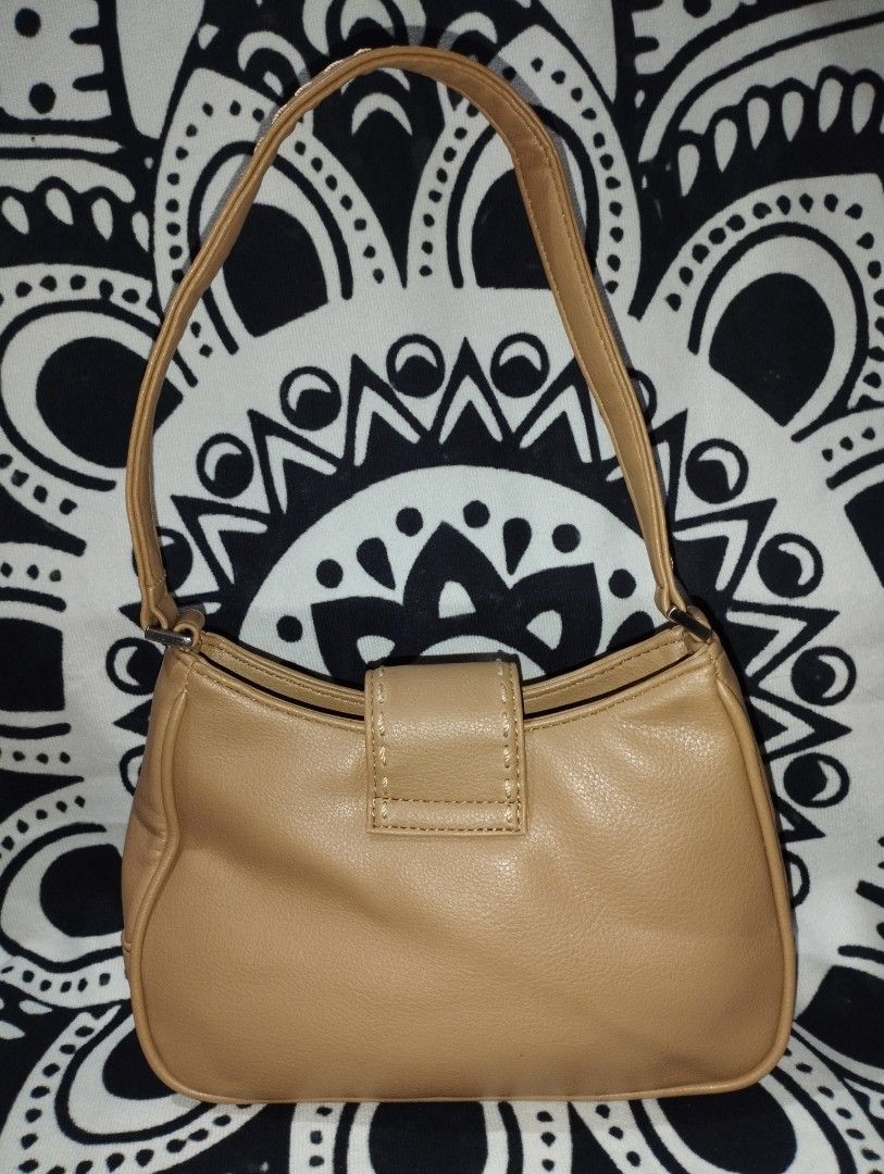 Guess Kili/Shoulder Bag (Category: Shoulder Bags) located in Manila. Submitted by jmz_thrifted (Listing ID 1460882368, Image 2). Description: - Guess shoulder bag - Classic flap closure with elegant stitching - Stitched strap for durability and style - Convenient interior zippered pocket - Simple, timeless design ideal for daily use Issue Madumi Loob See Last Pic Dm Me Sa Dimes📥.