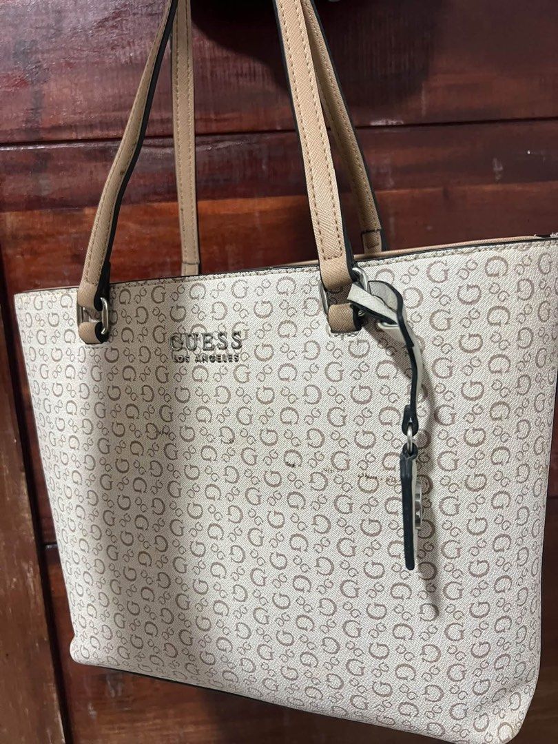 Guess vivette Tote bag (Category: Luxury Bags & Wallets) located in Bacoor. Submitted by safecloud.a52cfe (Listing ID 1460837376, Image 2). Description: Guess Tote Bag in Beige Used once Not abused In good condition Purchased for php7,999. Selling for 4500 Location: Bacoor Cavite, open for meet up near my area only or lalamove buyers expense on the sfee.