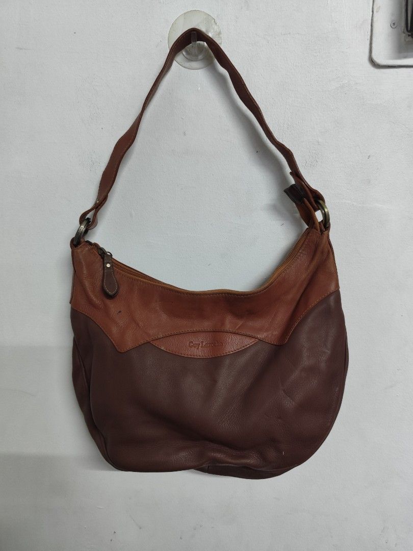 Guy Laroche Shoulder Bag (Category: Shoulder Bags) located in Compostela. Submitted by fashiondeamar (Listing ID 1460816295, Image 2). Description: Here is a full physical description and estimated price breakdown for your Guy Laroche shoulder bag: ​Full Description ​Brand & Authenticity: An authentic designer hobo/shoulder bag by the French luxury fashion house Guy Laroche, featuring the brand name embossed on the exterior leather patch, branded