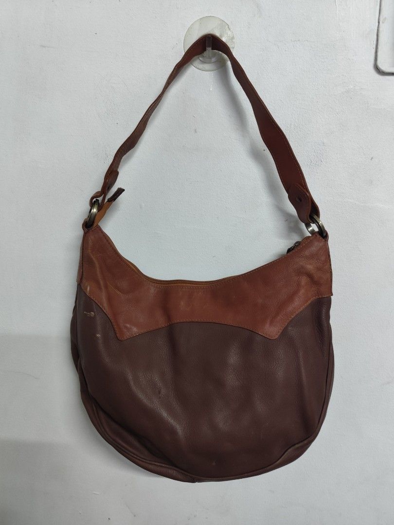 Guy Laroche Shoulder Bag (Category: Shoulder Bags) located in Compostela. Submitted by fashiondeamar (Listing ID 1460816295, Image 3). Description: Here is a full physical description and estimated price breakdown for your Guy Laroche shoulder bag: ​Full Description ​Brand & Authenticity: An authentic designer hobo/shoulder bag by the French luxury fashion house Guy Laroche, featuring the brand name embossed on the exterior leather patch, branded